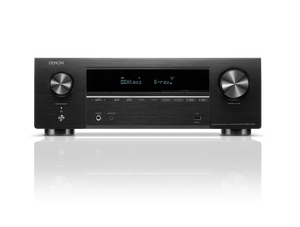 Der Denon AVR-X1800H DAB AV-Receiver in Schwarz verfügt über 8K-Videotechnologie, ein digitales Display mit DOLBY Atmos und B-ray, mehrere Bedienknöpfe, Tasten und Eingangsanschlüsse, die auf einem weißen Hintergrund mit einer reflektierenden Oberfläche darunter dargestellt werden.