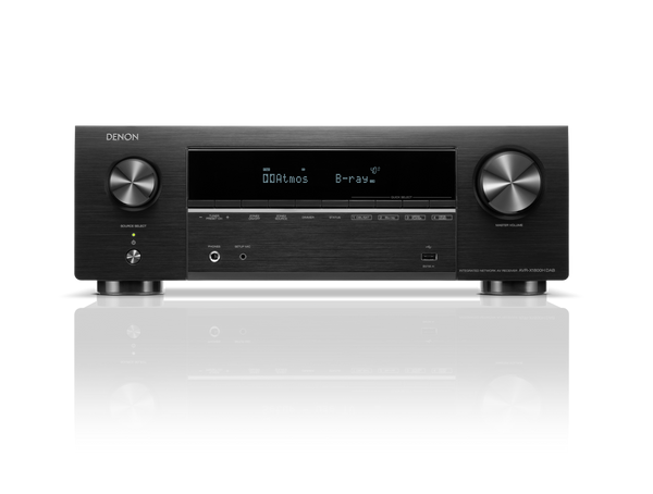 Der Denon AVR-X1800H DAB AV-Receiver in Schwarz verfügt über 8K-Videotechnologie, ein digitales Display mit DOLBY Atmos und B-ray, mehrere Bedienknöpfe, Tasten und Eingangsanschlüsse, die auf einem weißen Hintergrund mit einer reflektierenden Oberfläche darunter dargestellt werden.