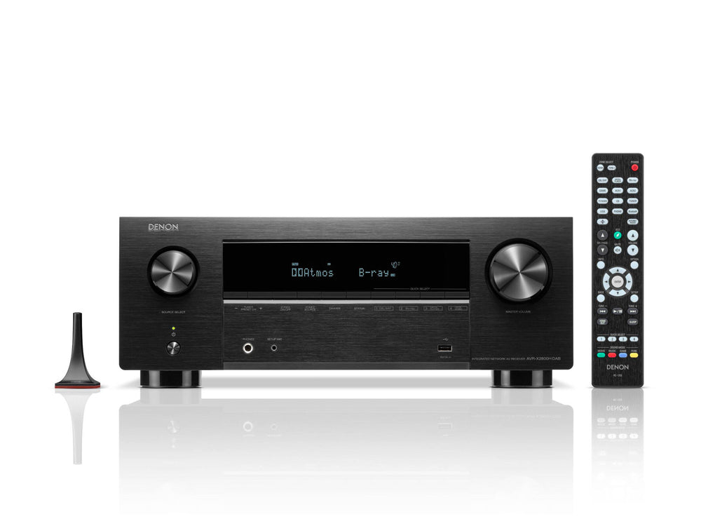 Ein schwarzer Denon AVR-X2800H DAB AV-Receiver (Schwarz) mit Display, zwei großen Drehreglern, Fernbedienung und Einmessmikrofon wird auf weißem Hintergrund gezeigt und hebt 8K-Videoqualität und Dolby Atmos-Unterstützung hervor.
