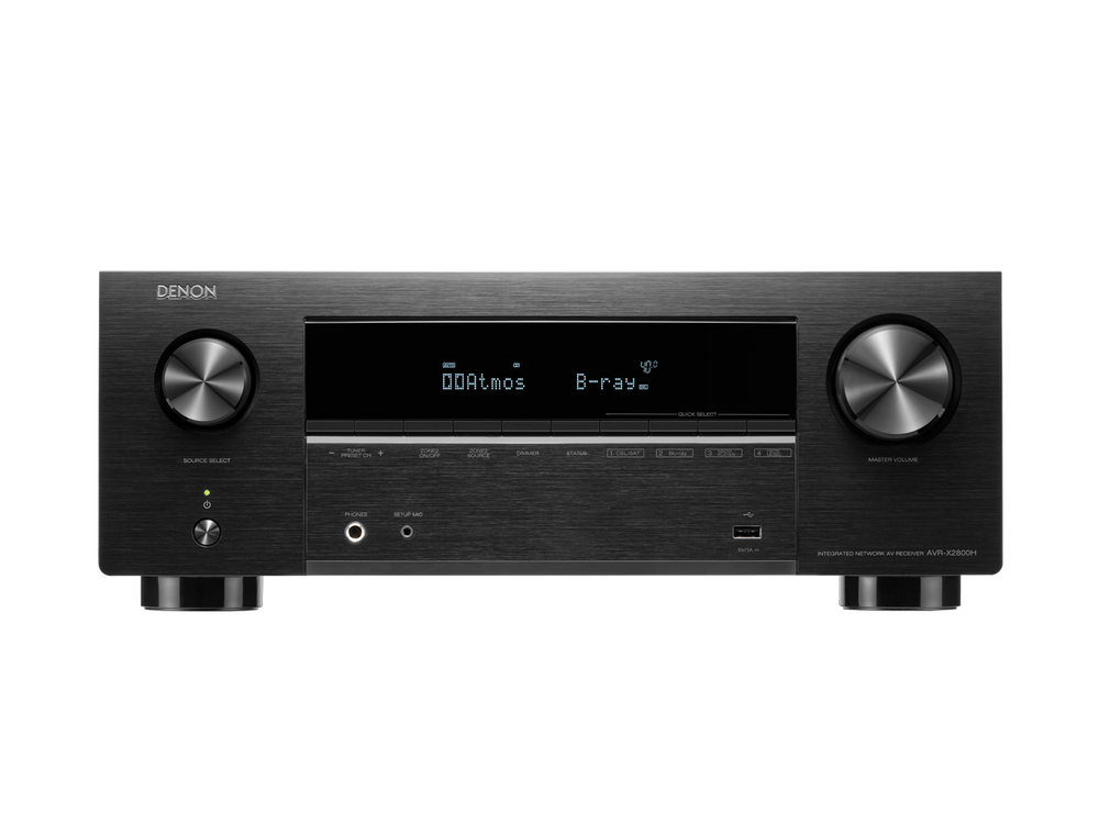Der Denon AVR-X2800H AV-Receiver in Schwarz verfügt über ein Display (zeigt Dolby Atmos und Blu-ray), große Bedienknöpfe, Eingangstasten, Frontanschlüsse und unterstützt 8K-Videos für ein immersives Erlebnis.
