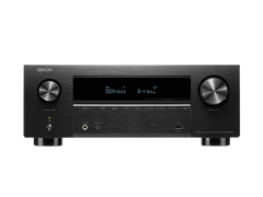 Der Denon AVR-X2800H AV-Receiver in Schwarz verfügt über ein Display (zeigt Dolby Atmos und Blu-ray), große Bedienknöpfe, Eingangstasten, Frontanschlüsse und unterstützt 8K-Videos für ein immersives Erlebnis.