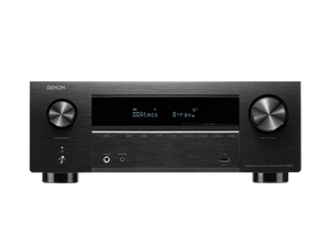 Der Denon AVR-X2800H AV-Receiver in Schwarz verfügt über ein Display (zeigt Dolby Atmos und Blu-ray), große Bedienknöpfe, Eingangstasten, Frontanschlüsse und unterstützt 8K-Videos für ein immersives Erlebnis.
