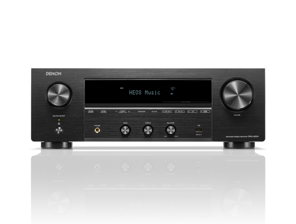 Ein schwarzer Denon DRA-900H AV-Receiver mit Drehreglern, Tasten, Eingangsanschlüssen und einem digitalen Display auf der Vorderseite, auf dem "HEOS® Built-in Music" angezeigt wird, ist mit seinem Spiegelbild darunter abgebildet.