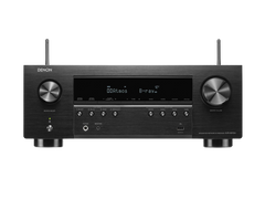 Der Denon AVR-S970H AV-Receiver in Schwarz verfügt über zwei Antennen, mehrere Drehregler und Tasten, verschiedene Eingangsanschlüsse, HEOS® Built-in und ein digitales Display mit Dolby Atmos und B-ray.