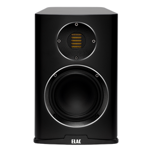Frontansicht des Elac Carina BS 243.4 Regallautsprecher Stück in Schwarz Seidenmatt mit Tieftöner und JET-Hochtöner Bändchenhochtöner, modernes rechteckiges Design, und ELAC-Logo am Sockel für hochauflösenden Klang.