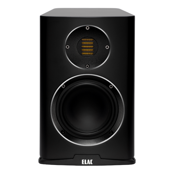Frontansicht des Elac Carina BS 243.4 Regallautsprecher Stück in Schwarz Seidenmatt mit Tieftöner und JET-Hochtöner Bändchenhochtöner, modernes rechteckiges Design, und ELAC-Logo am Sockel für hochauflösenden Klang.