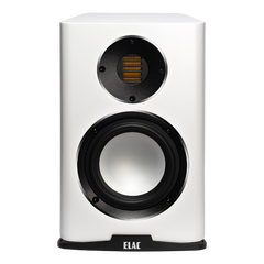 Ein Elac Carina BS 243.4 Regallautsprecher Stück in Weiß Seidenmatt, mit schwarzem Woofer und goldenem JET-Hochtöner, vorne auf kleinem schwarzen Sockel präsentiert, liefert hochauflösenden Klang in jedem Raum.