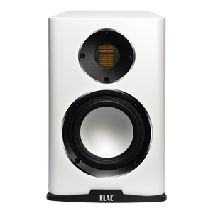 Ein Elac Carina BS 243.4 Regallautsprecher Stück in Weiß Seidenmatt, mit schwarzem Woofer und goldenem JET-Hochtöner, vorne auf kleinem schwarzen Sockel präsentiert, liefert hochauflösenden Klang in jedem Raum.