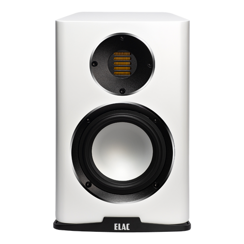 Ein Elac Carina BS 243.4 Regallautsprecher Stück in Weiß Seidenmatt, mit schwarzem Woofer und goldenem JET-Hochtöner, vorne auf kleinem schwarzen Sockel präsentiert, liefert hochauflösenden Klang in jedem Raum.