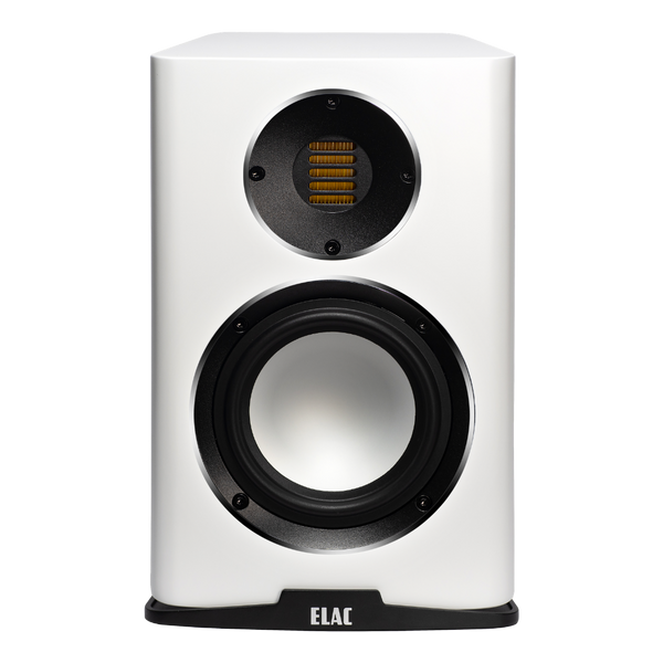 Ein Elac Carina BS 243.4 Regallautsprecher Stück in Weiß Seidenmatt, mit schwarzem Woofer und goldenem JET-Hochtöner, vorne auf kleinem schwarzen Sockel präsentiert, liefert hochauflösenden Klang in jedem Raum.