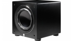Der Elac RS500 Subwoofer ist ein schwarzes, kastenförmiges Gerät mit App-Steuerung, einem kreisförmig eingelassenen Frontlautsprecher und vier kurzen Beinen, dargestellt vor einem weißen Hintergrund.