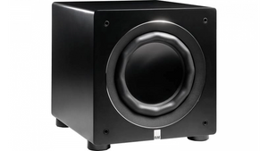 Der Elac RS700 Subwoofer ist ein schwarzes, würfelförmiges Modell mit einem zentralen runden Lautsprecher, vier kurzen Beinen, mattem Finish und dem Markenlogo auf dem unteren Gitter. Er verfügt über eine Subwoofer App-Steuerung für eine einfache Kontrolle.