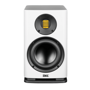 Der Elac Solano BS 283.2 Regallautsprecher Stück in Weiß Hochglanz verfügt über einen schwarzen Tieftöner, einen rechteckigen gelben Hochtöner und einen schwarzen Sockel mit Logo und bietet so eine präzise Klangwiedergabe für jedes Audio-Setup.
