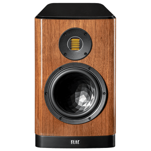 Der Elac Vela BS 404.2 Regallautsprecher Stück in Nussbaum Hochglanz verfügt über einen schwarzen facettierten Tieftöner, einen rechteckigen gelben Hochtöner und glänzende schwarze Akzente, die für akustische Exzellenz in elegantem Stil sorgen.