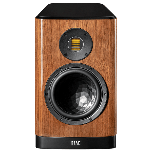 Der Elac Vela BS 404.2 Regallautsprecher Stück in Nussbaum Hochglanz verfügt über einen schwarzen facettierten Tieftöner, einen rechteckigen gelben Hochtöner und glänzende schwarze Akzente, die für akustische Exzellenz in elegantem Stil sorgen.