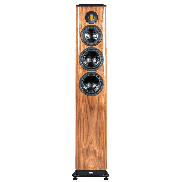 Der Elac Vela FS 409.2 Standlautsprecher Stück in Nussbaum Hochglanz verfügt über ein hohes, rechteckiges Design mit vier runden Treibern und einem vertikal angeordneten Präzisions-JET-Hochtöner auf der Frontplatte.