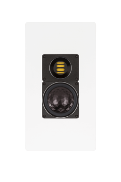 Der Elac WS 1645 On Wall-Lautsprecher Stück in Weiß Seidenmatt hat eine schlanke, rechteckige Front mit einem gelb geriffelten Hochtöner und einem großen, schwarzen Tieftöner, der durch AS-XR Technologie verbessert wurde.