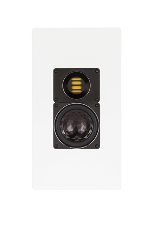 Der Elac WS 1645 On Wall-Lautsprecher Stück in Weiß Seidenmatt hat eine schlanke, rechteckige Front mit einem gelb geriffelten Hochtöner und einem großen, schwarzen Tieftöner, der durch AS-XR Technologie verbessert wurde.