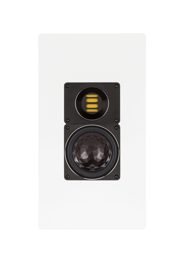 Der Elac WS 1645 On Wall-Lautsprecher Stück in Weiß Seidenmatt hat eine schlanke, rechteckige Front mit einem gelb geriffelten Hochtöner und einem großen, schwarzen Tieftöner, der durch AS-XR Technologie verbessert wurde.