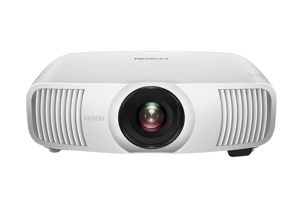 Der Epson EH-LS11000W Projektor in Weiß verfügt über ein großes zentrales Objektiv und belüftete Seiten. Er wird frontal auf einem weißen Hintergrund gezeigt und bietet dank seines fortschrittlichen Lasersystems eine beeindruckende 4K-Bildqualität.