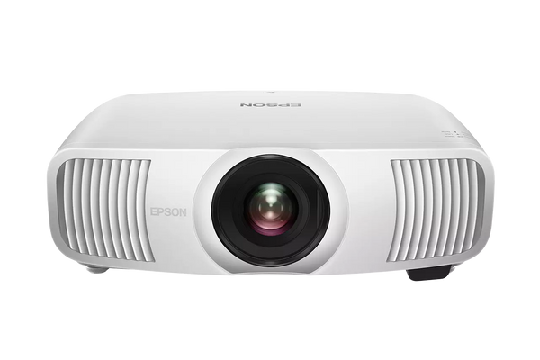 Der Epson EH-LS11000W Projektor in Weiß verfügt über ein großes zentrales Objektiv und belüftete Seiten. Er wird frontal auf einem weißen Hintergrund gezeigt und bietet dank seines fortschrittlichen Lasersystems eine beeindruckende 4K-Bildqualität.
