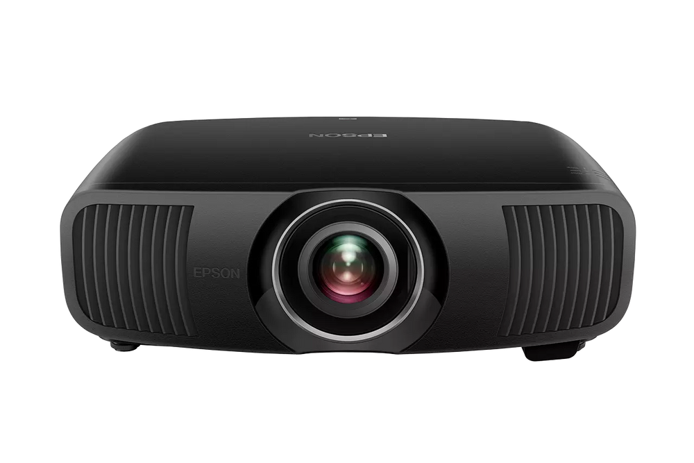 Der schwarze Epson EH-LS12000B Projektor, frontal mit zentralem Objektiv und seitlichen Lüftungsgittern, bietet beeindruckende 4K-Bildqualität und HDR-Unterstützung vor weißem Hintergrund.