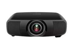 Der schwarze Epson EH-LS12000B Projektor, frontal mit zentralem Objektiv und seitlichen Lüftungsgittern, bietet beeindruckende 4K-Bildqualität und HDR-Unterstützung vor weißem Hintergrund.
