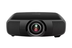 Der schwarze Epson EH-LS12000B Projektor, frontal mit zentralem Objektiv und seitlichen Lüftungsgittern, bietet beeindruckende 4K-Bildqualität und HDR-Unterstützung vor weißem Hintergrund.