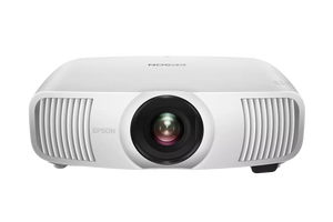 Der Epson EH-LS11000W Projektor in Weiß, frontal gezeigt mit zentralem Objektiv und seitlichen Lüftungsschlitzen, bietet beeindruckende 4K-Bildqualität durch sein fortschrittliches Lasersystem vor weißem Hintergrund.