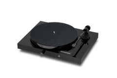 Der Pro-Ject Jukebox E Plattenspieler in Schwarz ist ein moderner, minimalistischer Plattenspieler mit flacher, quadratischer Basis, rundem Plattenteller, rechtsseitigem Tonarm und glänzender Oberfläche, der auch ohne Schallplatte Stil und Klangqualität pur zeigt.