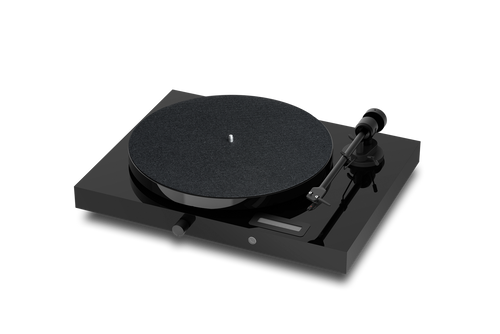 Der Pro-Ject Jukebox E Plattenspieler in Schwarz ist ein moderner, minimalistischer Plattenspieler mit flacher, quadratischer Basis, rundem Plattenteller, rechtsseitigem Tonarm und glänzender Oberfläche, der auch ohne Schallplatte Stil und Klangqualität pur zeigt.