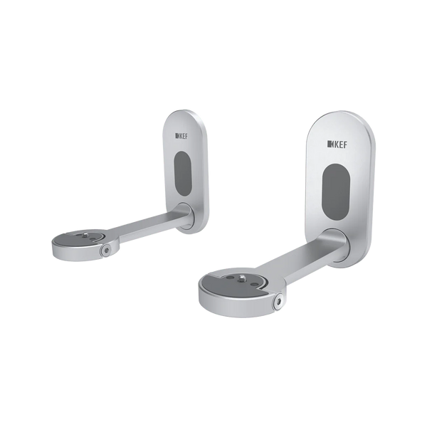 Ein Paar KEF B1 Wandhalterung in Silber mit abgerundeten Armen und KEF-Logo, entworfen, um LSX II Lautsprecher zu unterstützen und zu positionieren, mit integriertem Kabelmanagement.
