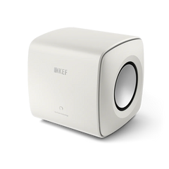 Der KEF KC62 Subwoofer in Mineralweiß zeichnet sich durch ein kompaktes, würfelförmiges Design mit abgerundeten Kanten, einen runden Seitenlautsprecher, dezentes Branding, minimalistischen Stil und fortschrittliche Uni-Core® Technologie aus.