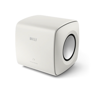 Der KEF KC62 Subwoofer in Mineralweiß zeichnet sich durch ein kompaktes, würfelförmiges Design mit abgerundeten Kanten, einen runden Seitenlautsprecher, dezentes Branding, minimalistischen Stil und fortschrittliche Uni-Core® Technologie aus.