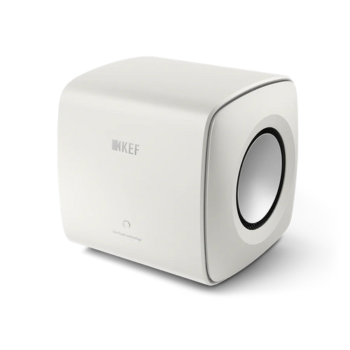 Der KEF KC62 Subwoofer in Mineralweiß zeichnet sich durch ein kompaktes, würfelförmiges Design mit abgerundeten Kanten, einen runden Seitenlautsprecher, dezentes Branding, minimalistischen Stil und fortschrittliche Uni-Core® Technologie aus.