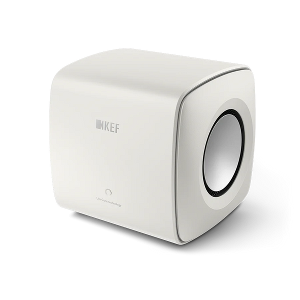 Der KEF KC62 Subwoofer in Mineralweiß zeichnet sich durch ein kompaktes, würfelförmiges Design mit abgerundeten Kanten, einen runden Seitenlautsprecher, dezentes Branding, minimalistischen Stil und fortschrittliche Uni-Core® Technologie aus.