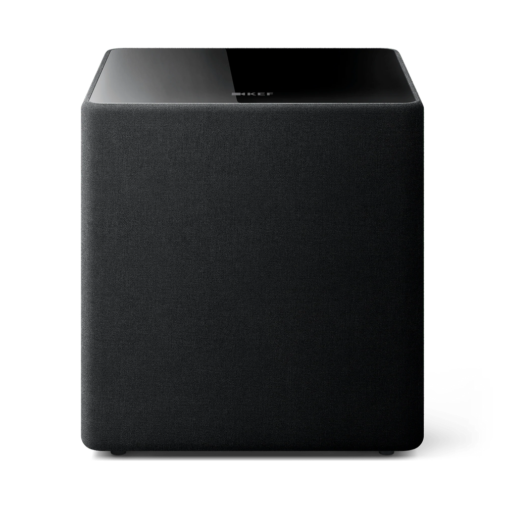 Der KEF Kube 12 MIE in Schwarz ist ein schwarzer, quaderförmiger Subwoofer mit stoffbezogenem Gehäuse und glänzender Oberseite, der mit der Music Integrity Engine ausgestattet ist. Die Abbildung zeigt ihn von vorne vor einem schlichten Hintergrund.