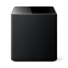 Der KEF Kube 12 MIE in Schwarz ist ein schwarzer, quaderförmiger Subwoofer mit stoffbezogenem Gehäuse und glänzender Oberseite, der mit der Music Integrity Engine ausgestattet ist. Die Abbildung zeigt ihn von vorne vor einem schlichten Hintergrund.