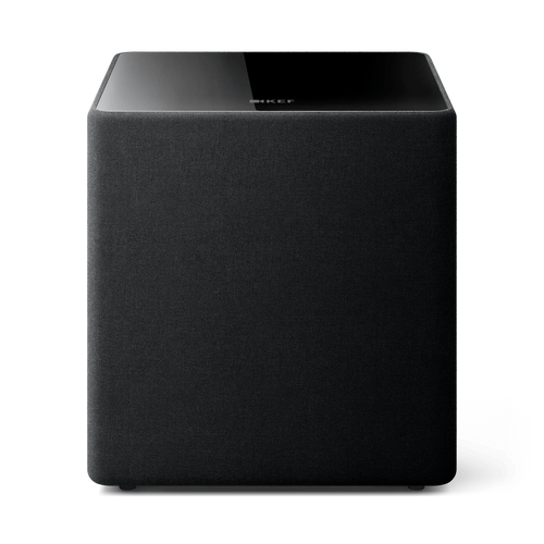 Der KEF Kube 12 MIE in Schwarz ist ein schwarzer, quaderförmiger Subwoofer mit stoffbezogenem Gehäuse und glänzender Oberseite, der mit der Music Integrity Engine ausgestattet ist. Die Abbildung zeigt ihn von vorne vor einem schlichten Hintergrund.