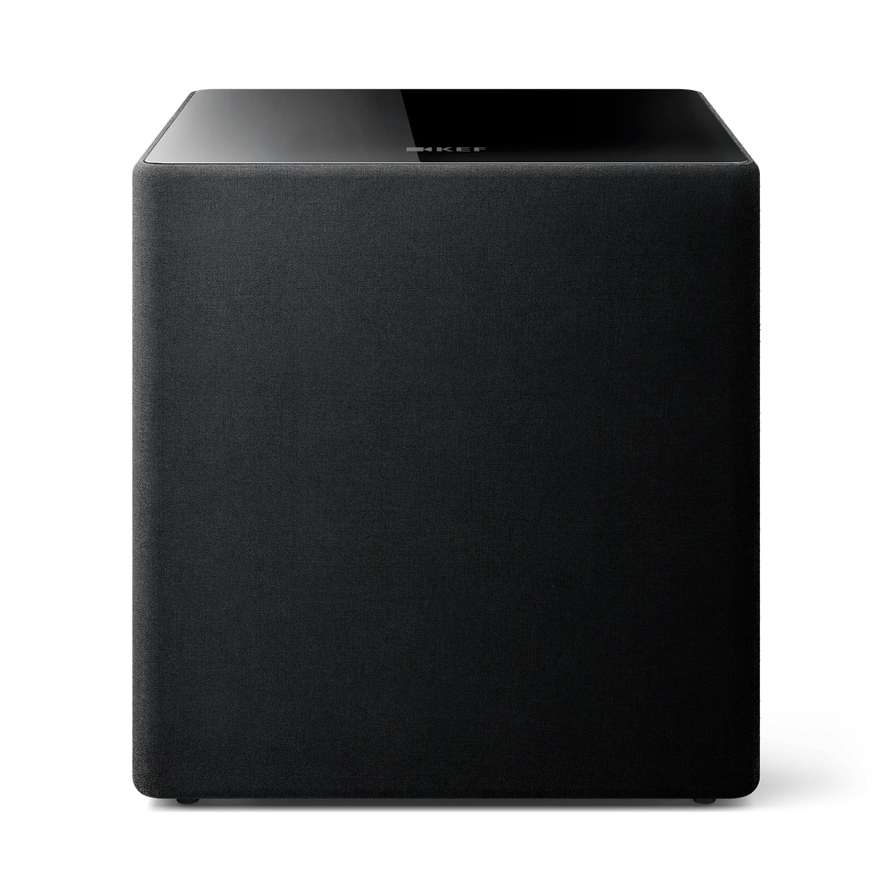 Der KEF Kube 15 MIE ist ein schwarzer, rechteckiger aktiver Subwoofer mit Stoffbezug und glänzender Oberseite, der über fortschrittliche Music Integrity Engine-Technologie verfügt - frontal vor neutralem Hintergrund gezeigt.