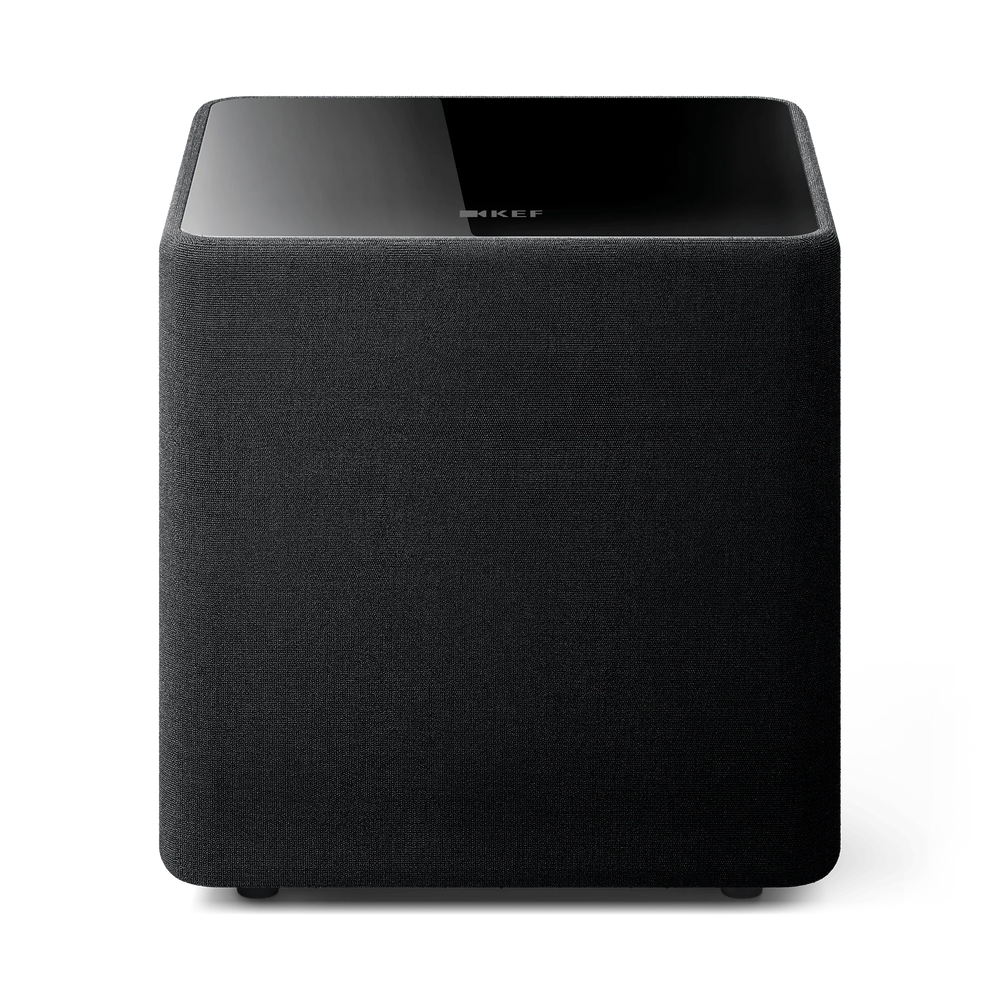 Der KEF Kube 8 MIE, ein schwarzer, würfelförmiger Subwoofer mit glänzender Oberseite und stoffbezogenen Seiten, liefert auf schlichtem Hintergrund tiefen audiophilen Bass für Musikliebhaber.