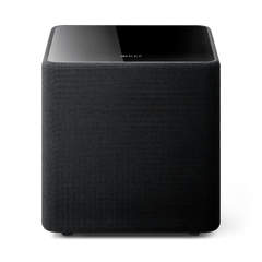 Der KEF Kube 8 MIE, ein schwarzer, würfelförmiger Subwoofer mit glänzender Oberseite und stoffbezogenen Seiten, liefert auf schlichtem Hintergrund tiefen audiophilen Bass für Musikliebhaber.