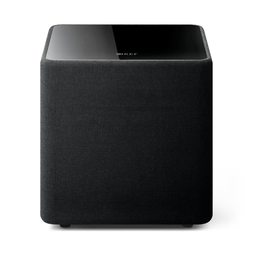 Der KEF Kube 8 MIE, ein schwarzer, würfelförmiger Subwoofer mit glänzender Oberseite und stoffbezogenen Seiten, liefert auf schlichtem Hintergrund tiefen audiophilen Bass für Musikliebhaber.