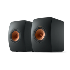 Zwei KEF LS50 Wireless II Aktivlautsprecher in Carbon Black mit schlichtem, mattem Finish und kupferfarbenem Mittelständer nebeneinander - ideal für jedes Musiksystem und perfekt für Streaming-Dienste.