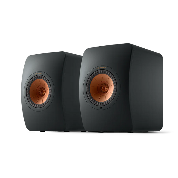 Zwei KEF LS50 Wireless II Aktivlautsprecher in Carbon Black mit schlichtem, mattem Finish und kupferfarbenem Mittelständer nebeneinander - ideal für jedes Musiksystem und perfekt für Streaming-Dienste.