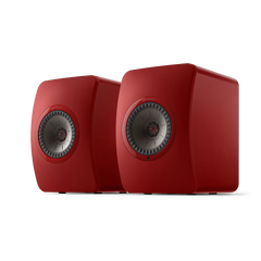 Ein Paar KEF LS50 Wireless II Aktivlautsprecher in Crimson Red mit modernem, geschwungenem Design und runden Fronttreibern - ideal für Musiksystem- oder Streaming-Dienste-Setups - sind nebeneinander auf einem transparenten Hintergrund positioniert.