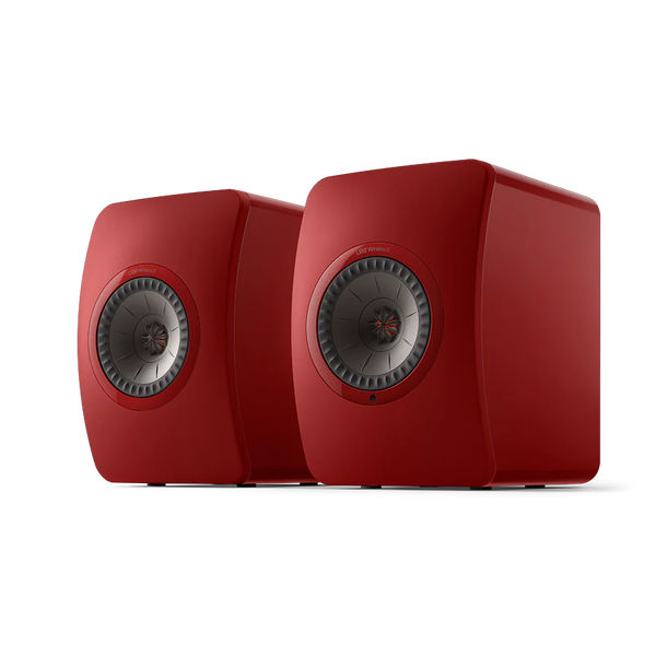 Ein Paar KEF LS50 Wireless II Aktivlautsprecher in Crimson Red mit modernem, geschwungenem Design und runden Fronttreibern - ideal für Musiksystem- oder Streaming-Dienste-Setups - sind nebeneinander auf einem transparenten Hintergrund positioniert.