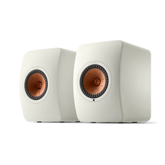 Zwei KEF LS50 Wireless II Aktivlautsprecher im Farbton Mineral White, mit kupferfarbenem zentralem Kegel, nebeneinander vor neutralem Hintergrund-ideal für Streaming-Dienste in jedem Musiksystem.