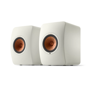 Zwei KEF LS50 Wireless II Aktivlautsprecher im Farbton Mineral White, mit kupferfarbenem zentralem Kegel, nebeneinander vor neutralem Hintergrund-ideal für Streaming-Dienste in jedem Musiksystem.