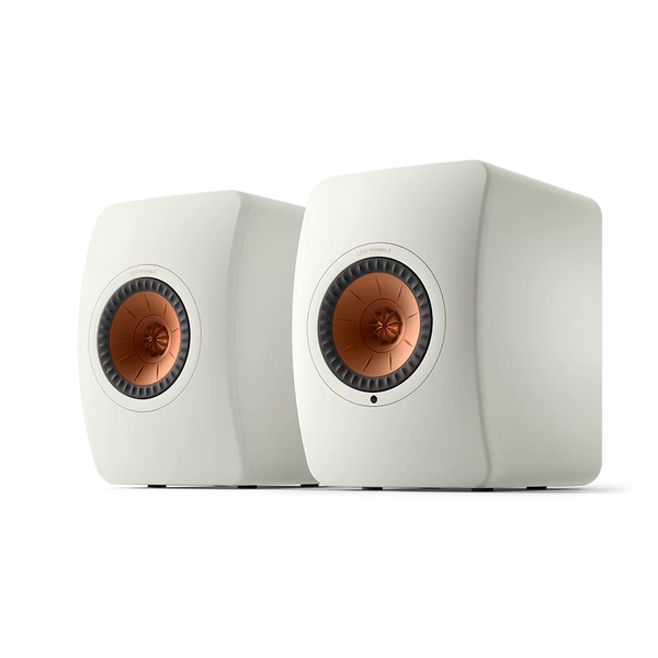 Zwei KEF LS50 Wireless II Aktivlautsprecher im Farbton Mineral White, mit kupferfarbenem zentralem Kegel, nebeneinander vor neutralem Hintergrund-ideal für Streaming-Dienste in jedem Musiksystem.